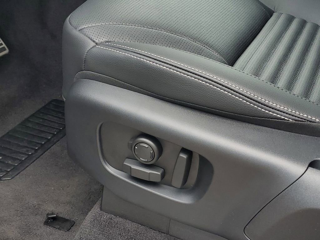 New 2025 Land Rover Discovery Dynamic SE image 9