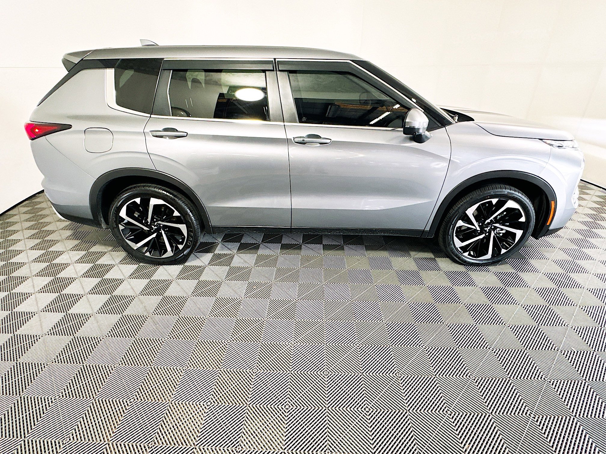 Used 2023 Mitsubishi Outlander SE FWD image 2