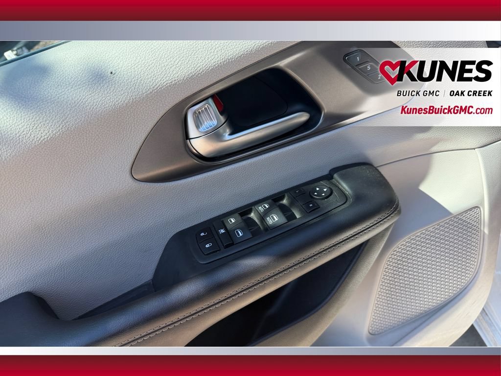 Used 2023 Chrysler Pacifica Touring-L FWD image 18
