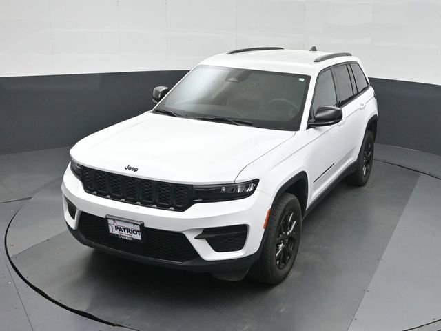 Used 2025 Jeep Grand Cherokee Altitude image 34