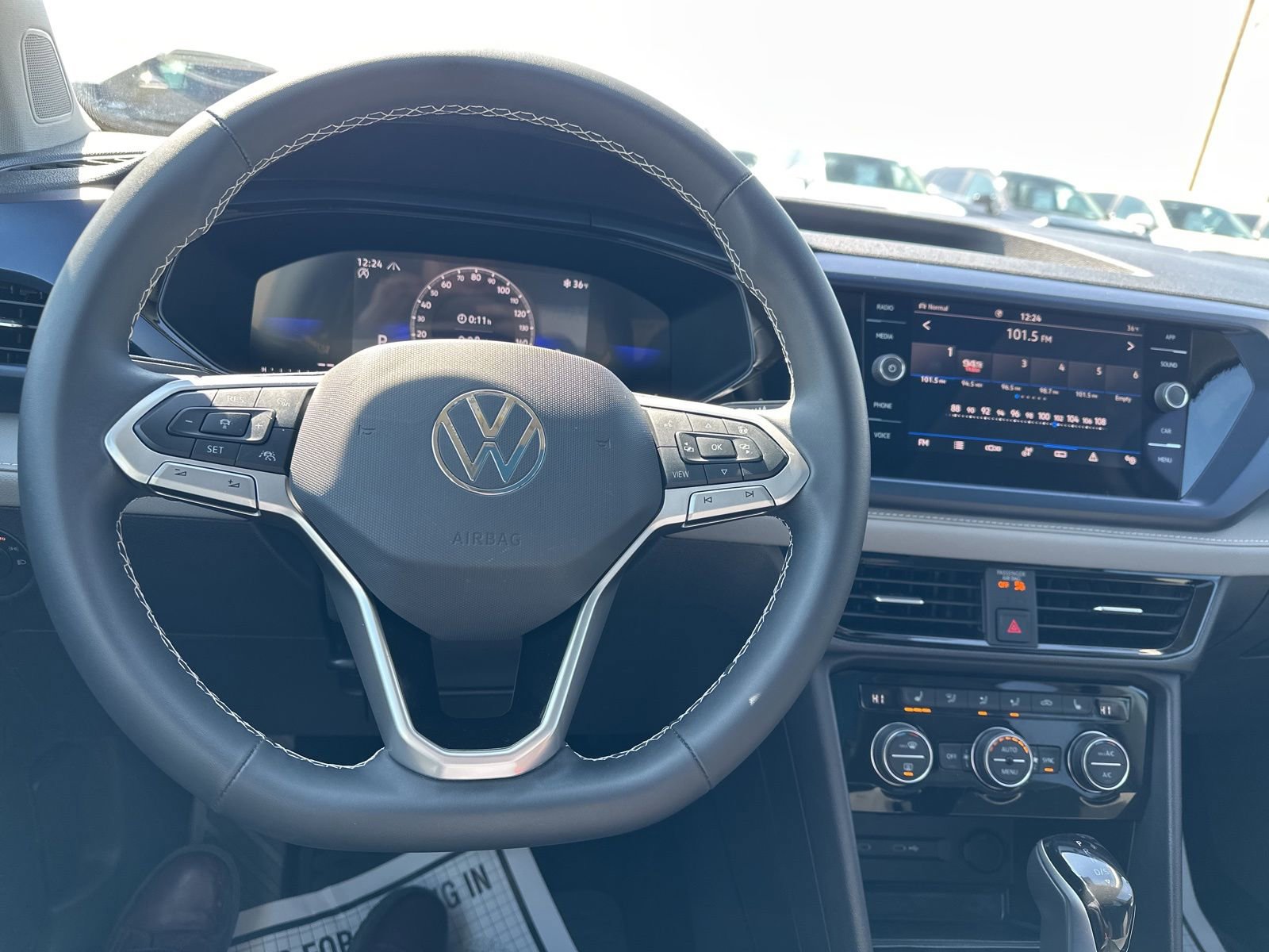 Certified 2024 Volkswagen Taos SE w/ Panoramic Sunroof Package image 40