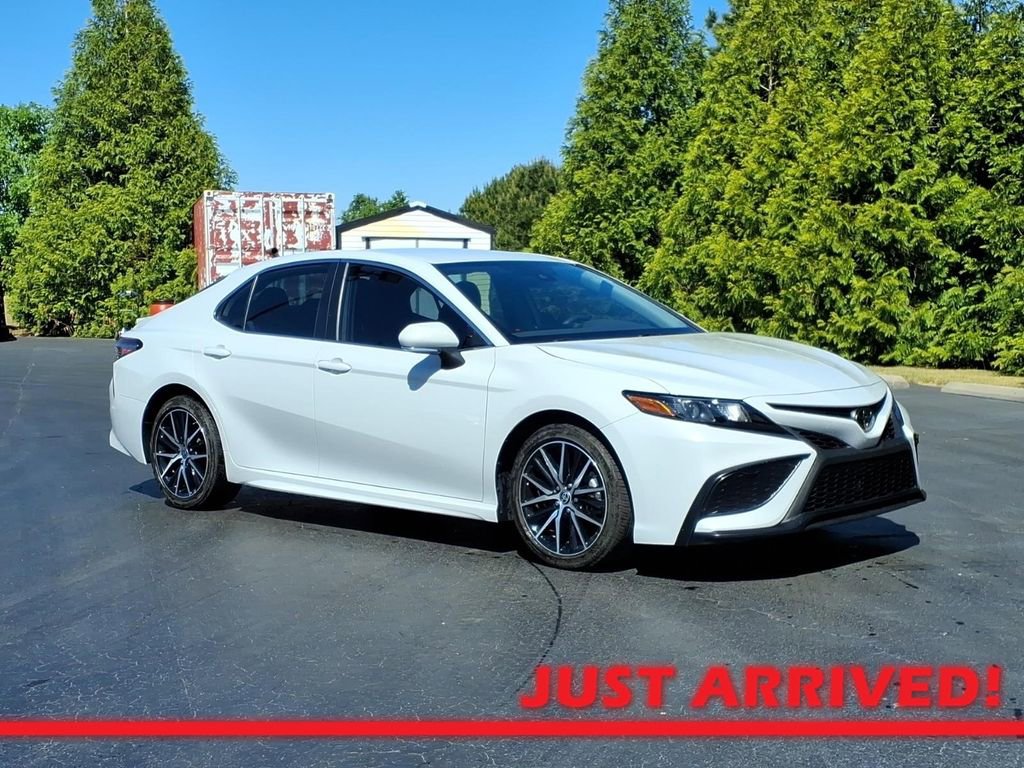 Used 2023 Toyota Camry SE image 1