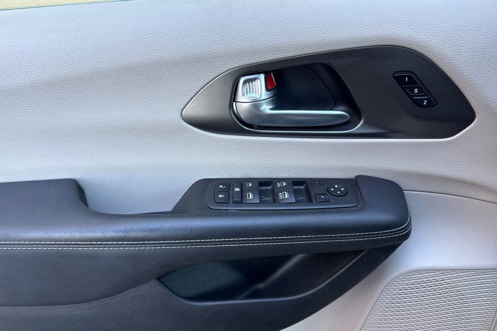 Used 2024 Chrysler Pacifica Touring-L image 17