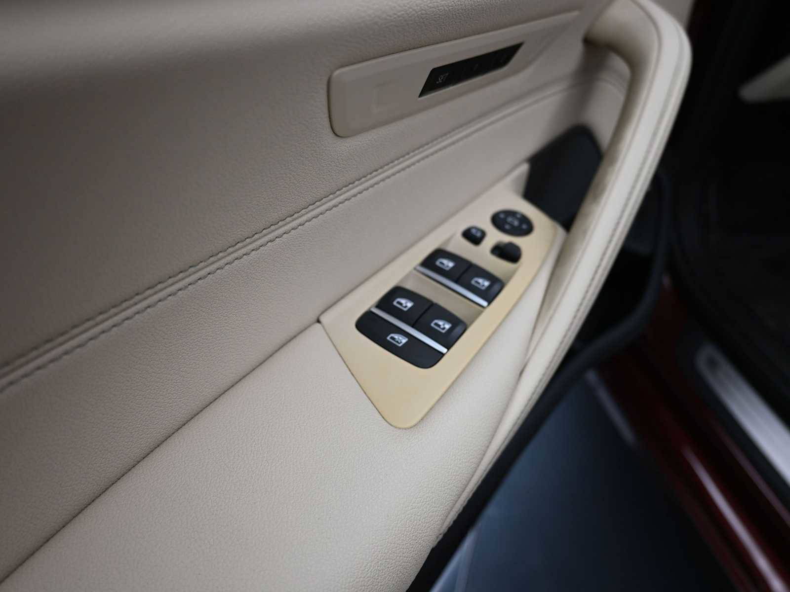 Used 2023 BMW 530e w/ Premium Package image 9