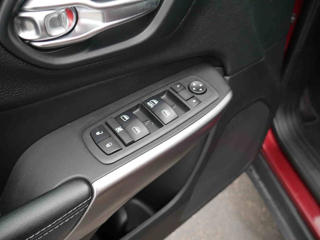 Used 2019 Jeep Cherokee Latitude w/ Popular Appearance Group image 22