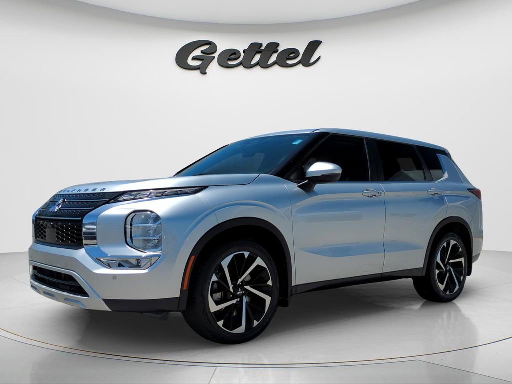 Used 2023 Mitsubishi Outlander SE image 1