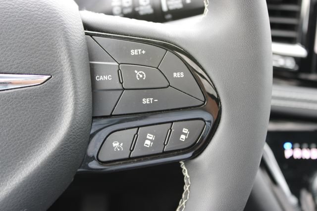 Used 2025 Chrysler Pacifica Limited FWD image 25