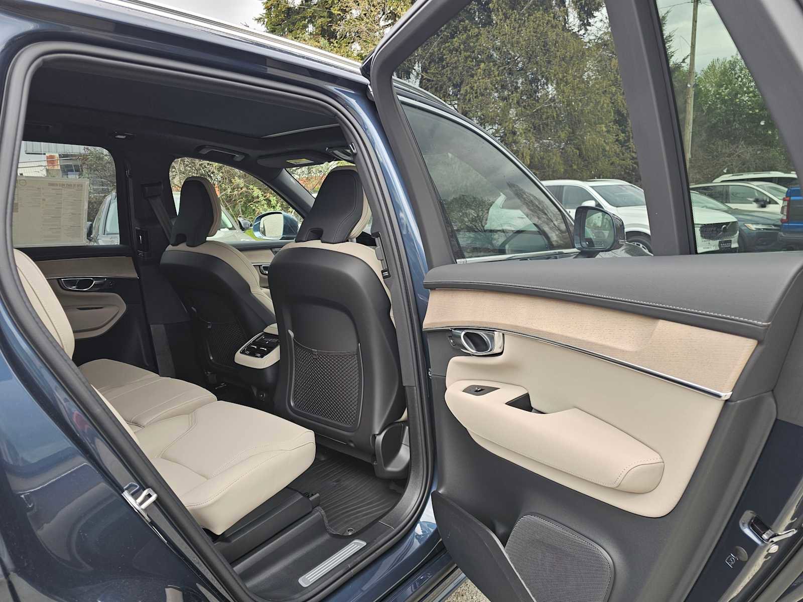 New 2026 Volvo XC90 B5 Plus w/ Protection Package AWD/4WD image 12