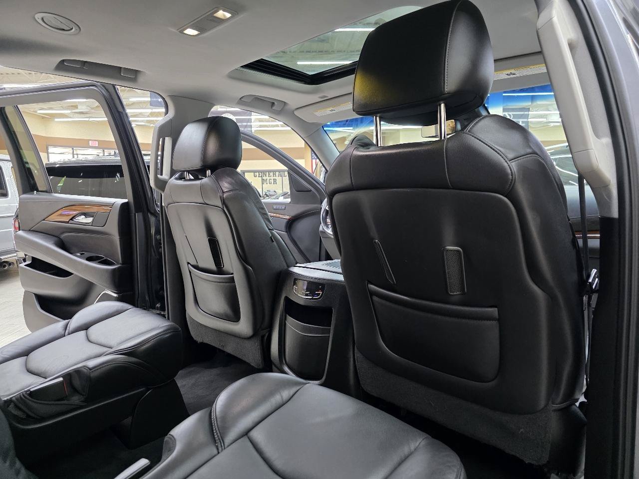 Used 2018 Cadillac Escalade ESV Luxury RWD image 25