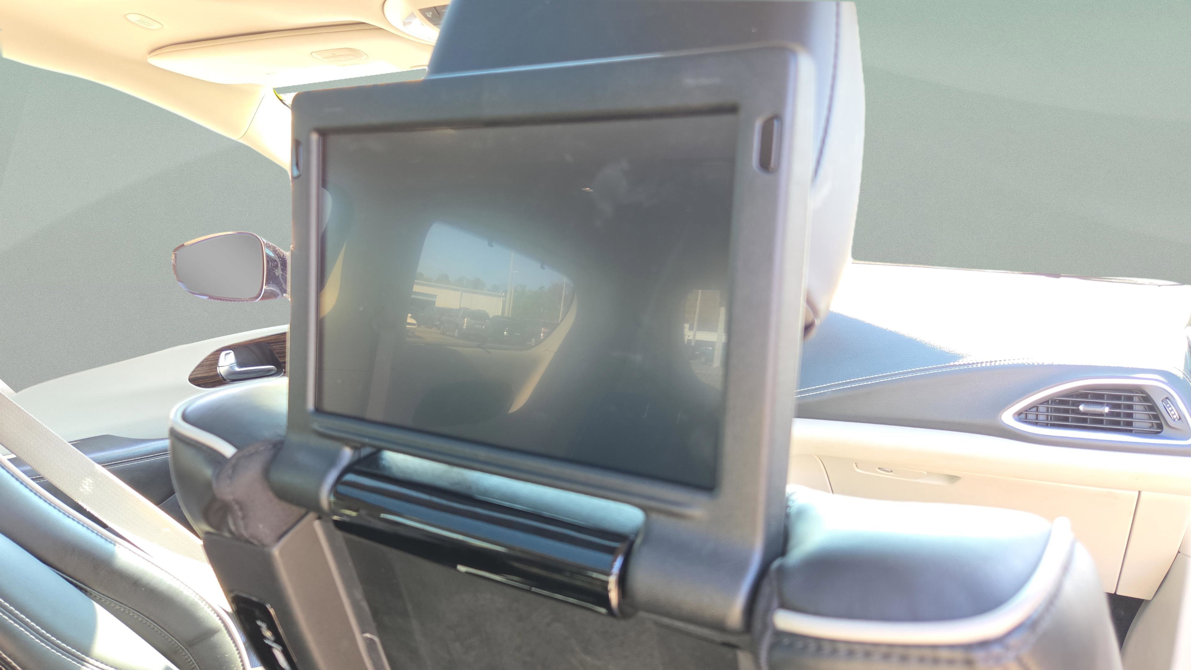 Used 2023 Chrysler Pacifica Limited w/ Uconnect Theater Family Group image 24