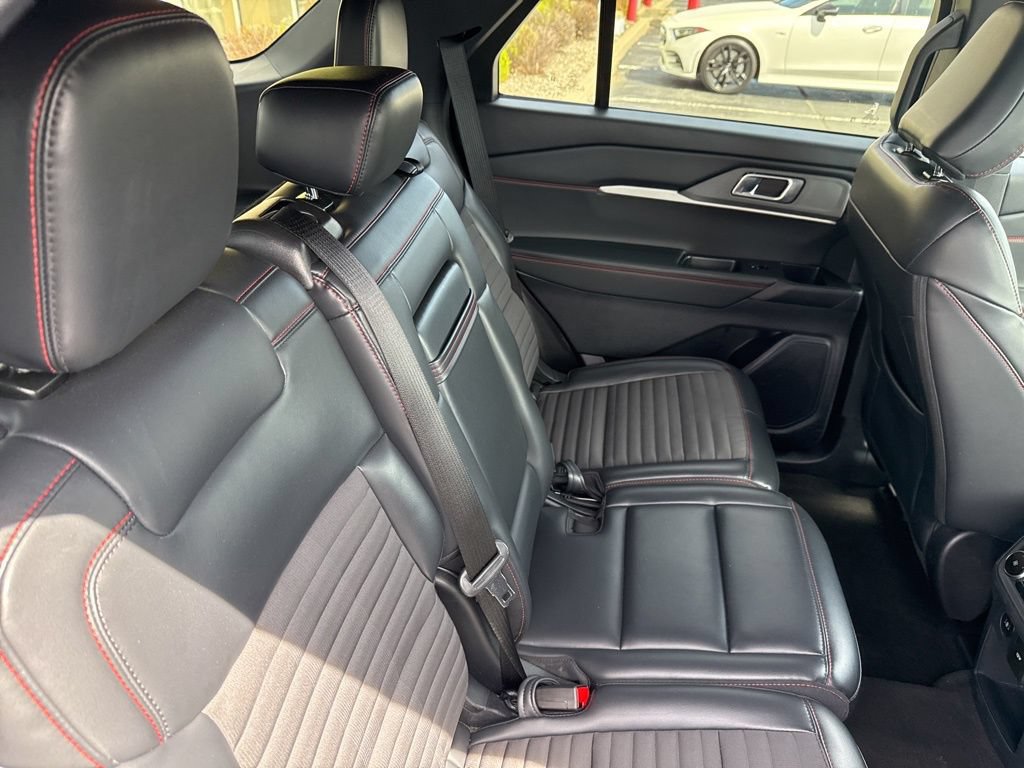 Used 2025 Ford Explorer ST-Line w/ ST-Line Street Pack AWD/4WD image 29