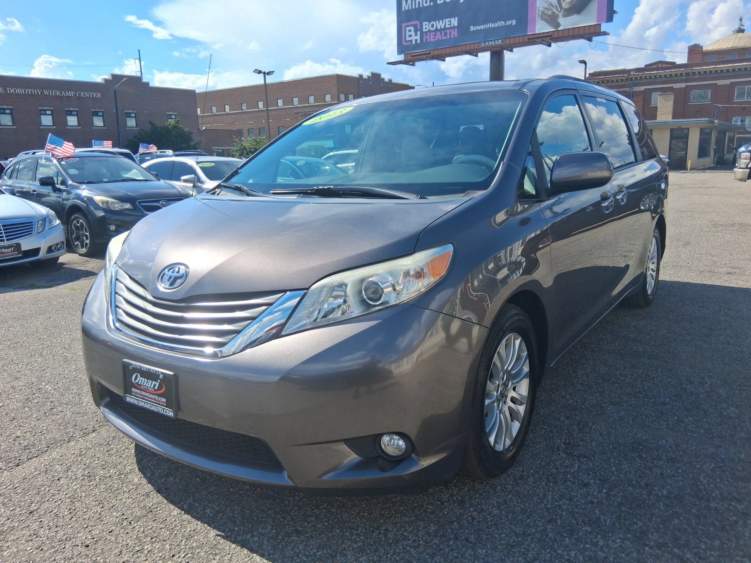 Used 2013 Toyota Sienna XLE w/ Entertainment Pkg FWD image 3