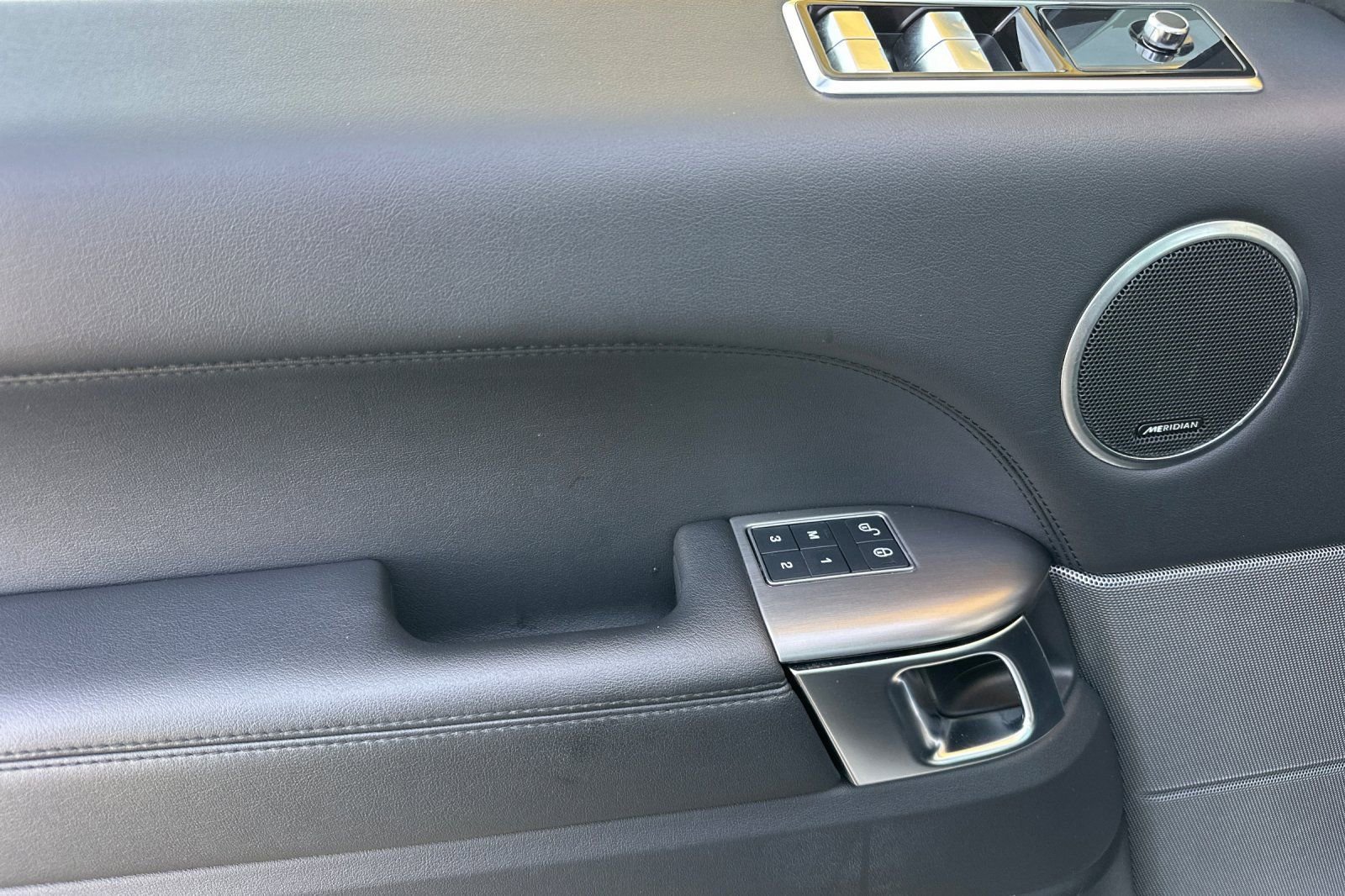 Used 2018 Land Rover Range Rover Sport SE image 12