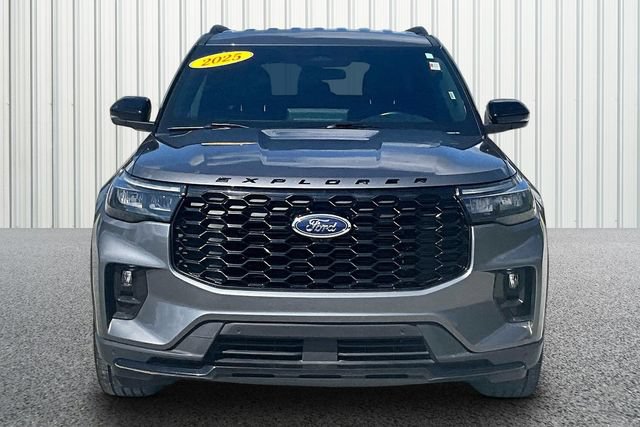 Used 2025 Ford Explorer ST-Line w/ ST-Line Street Pack AWD/4WD image 3