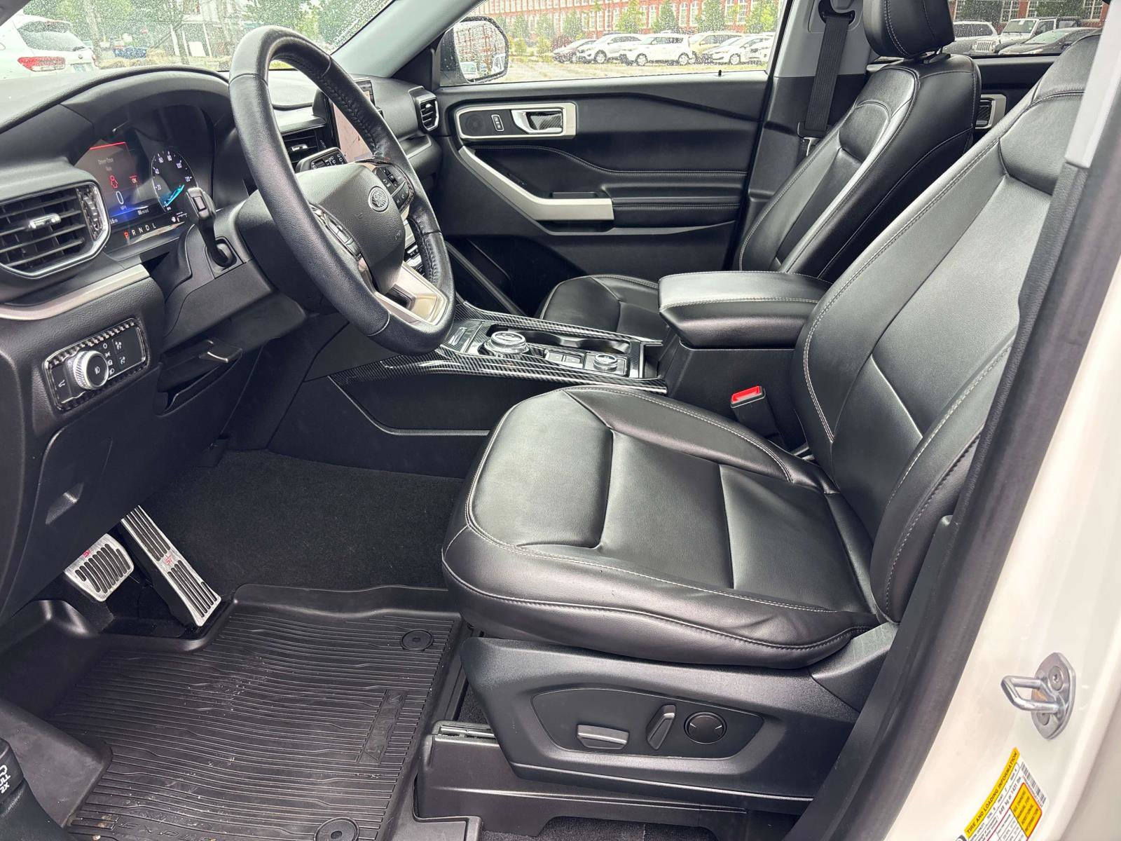 Used 2022 Ford Explorer XLT w/ Equipment Group 202A image 11