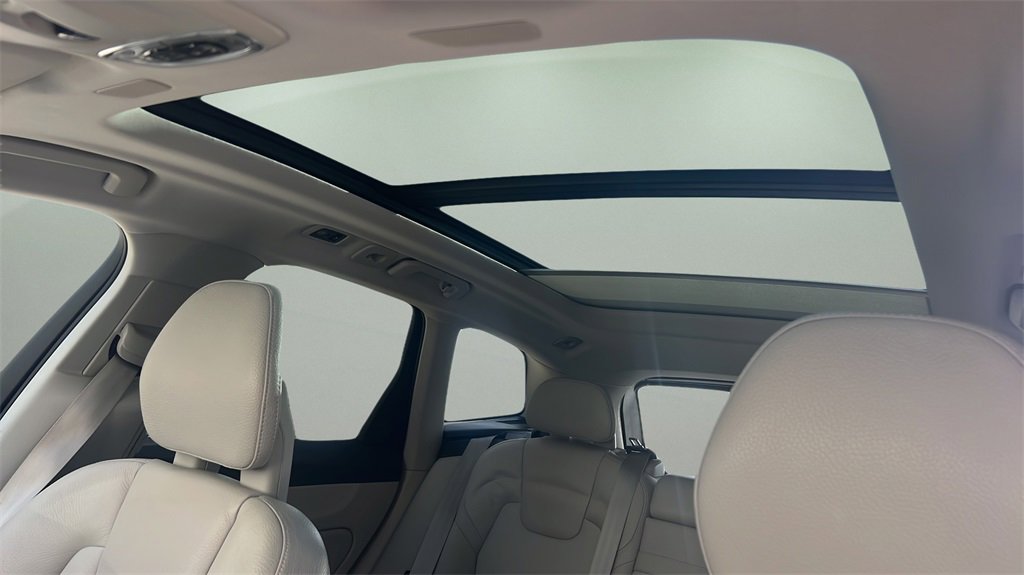 Used 2018 Volvo XC60 T5 Momentum w/ Vision Package image 17