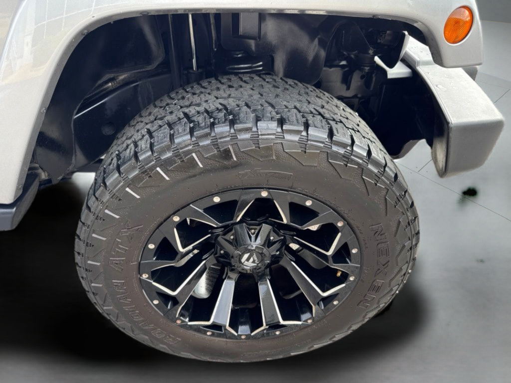 Used 2018 Jeep Wrangler Unlimited Sahara w/ Connectivity Group AWD/4WD image 23