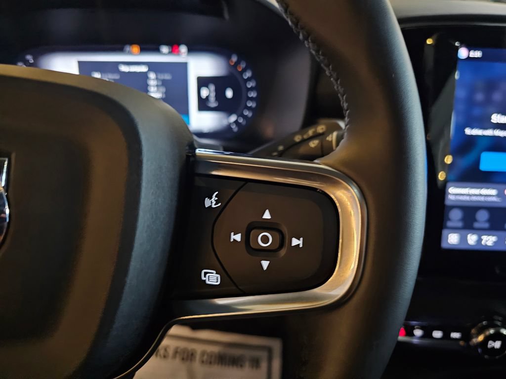 Certified 2025 Volvo XC40 B5 Ultra AWD/4WD image 19
