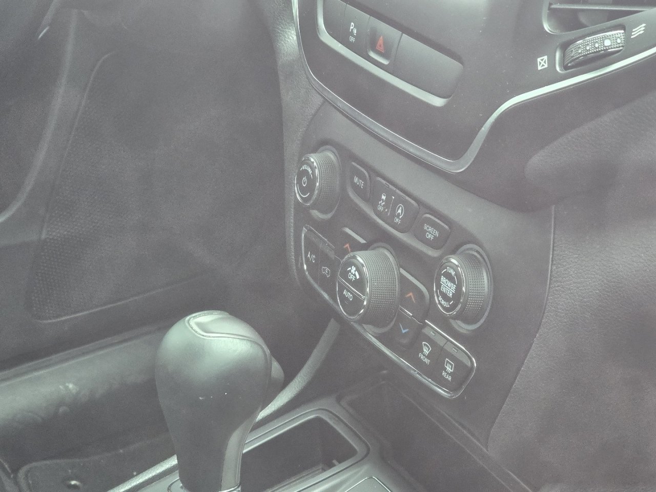 Used 2019 Jeep Cherokee Latitude Plus w/ Comfort/Convenience Group FWD image 22