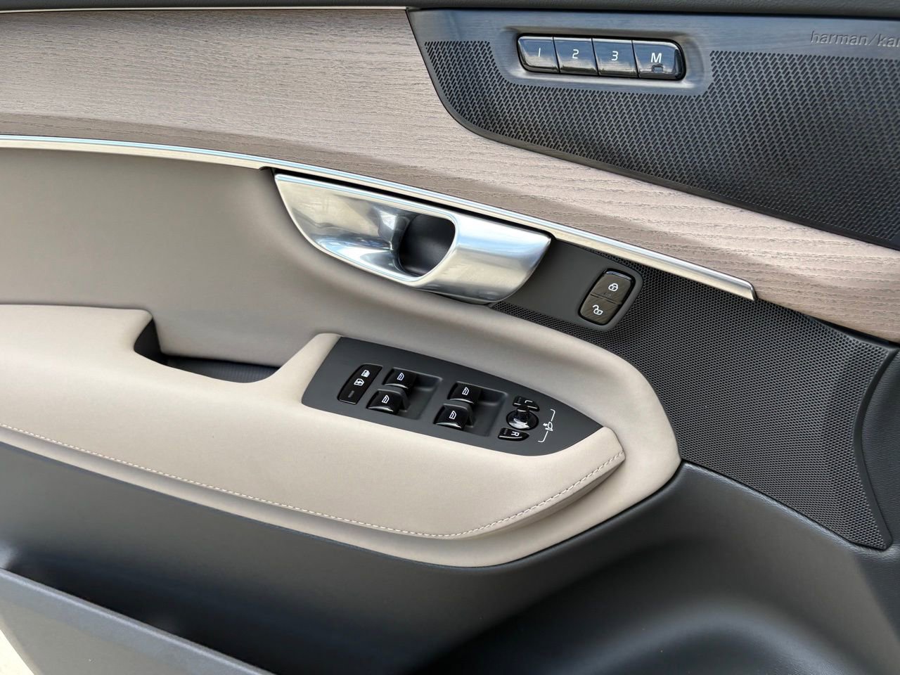 New 2026 Volvo XC90 B6 Ultra w/ Protection Package Premier image 16