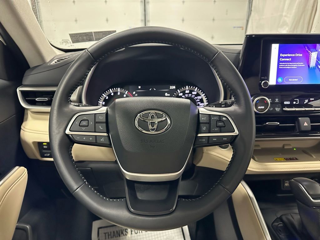 Used 2025 Toyota Highlander XLE image 18