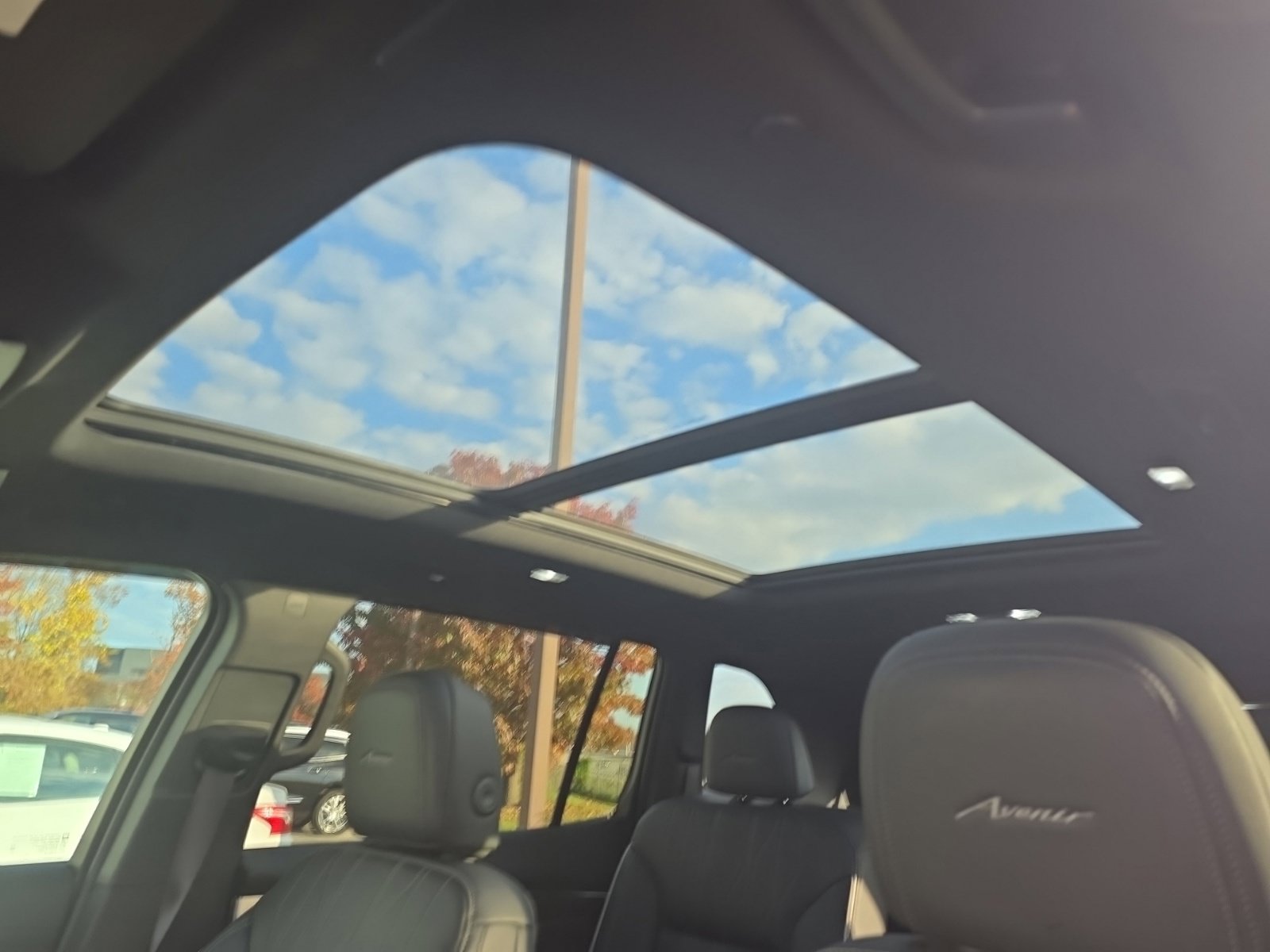 Used 2025 Buick Enclave Avenir FWD image 12
