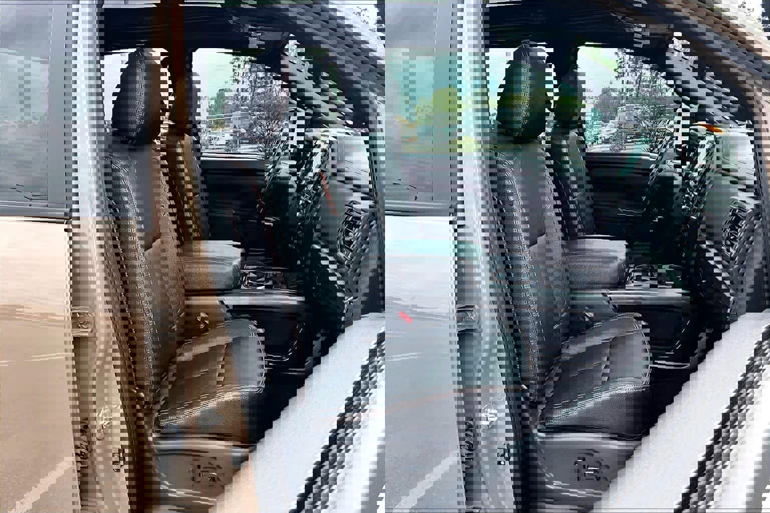 Used 2024 Nissan Titan PRO-4X w/ Pro-4x Convenience Package image 9