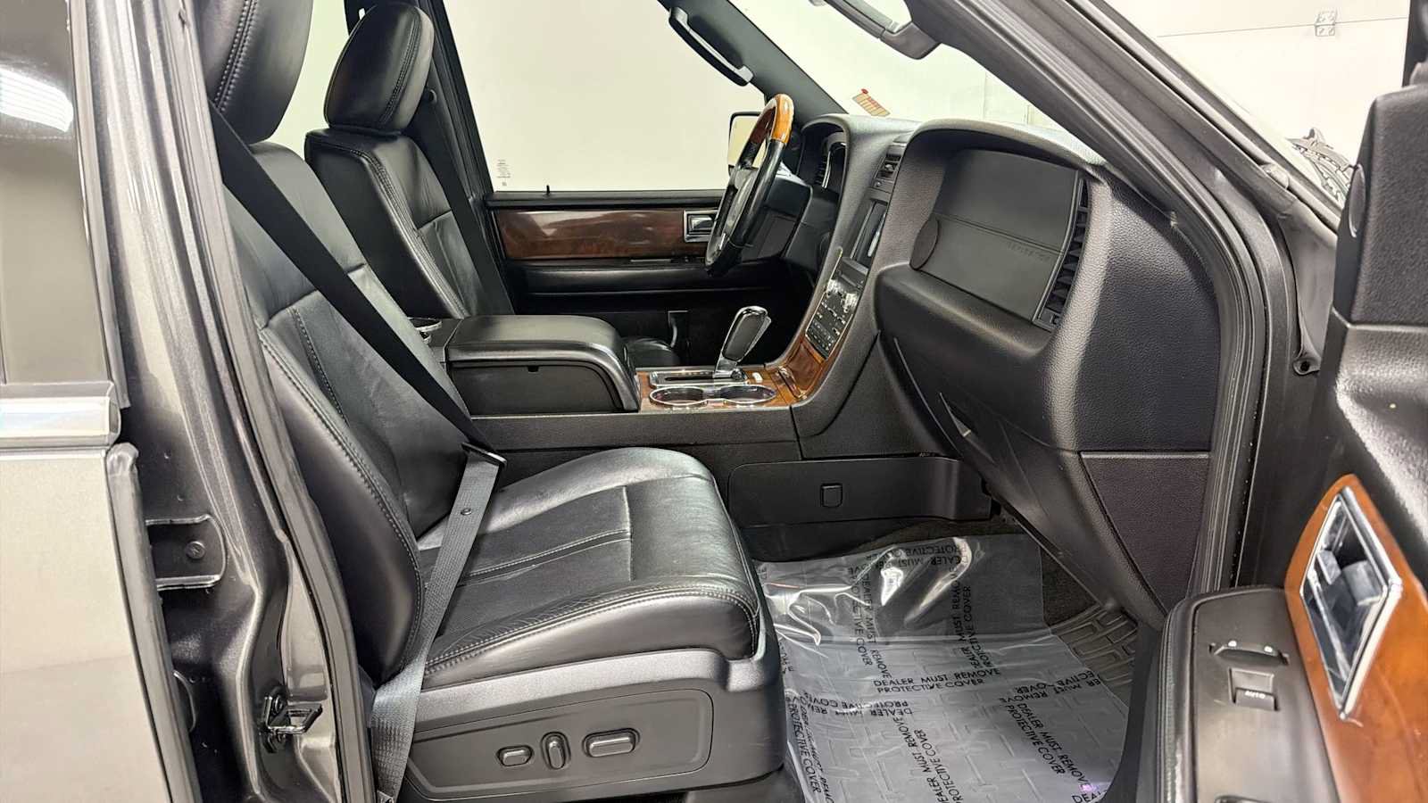 Used 2016 Lincoln Navigator Select AWD/4WD image 31