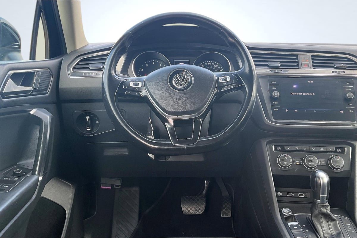 Used 2018 Volkswagen Tiguan SE w/ Panoramic Sunroof Package FWD image 5
