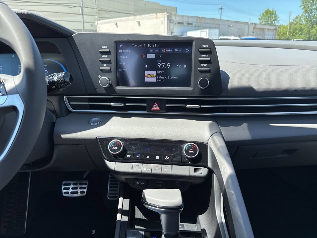 New 2025 Hyundai Elantra Sport FWD image 17