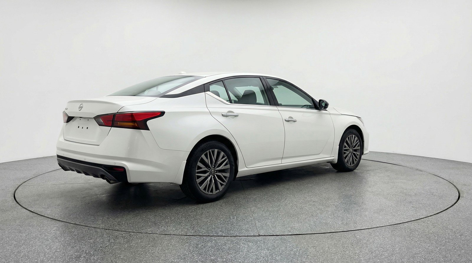 Used 2025 Nissan Altima 2.5 SV image 9