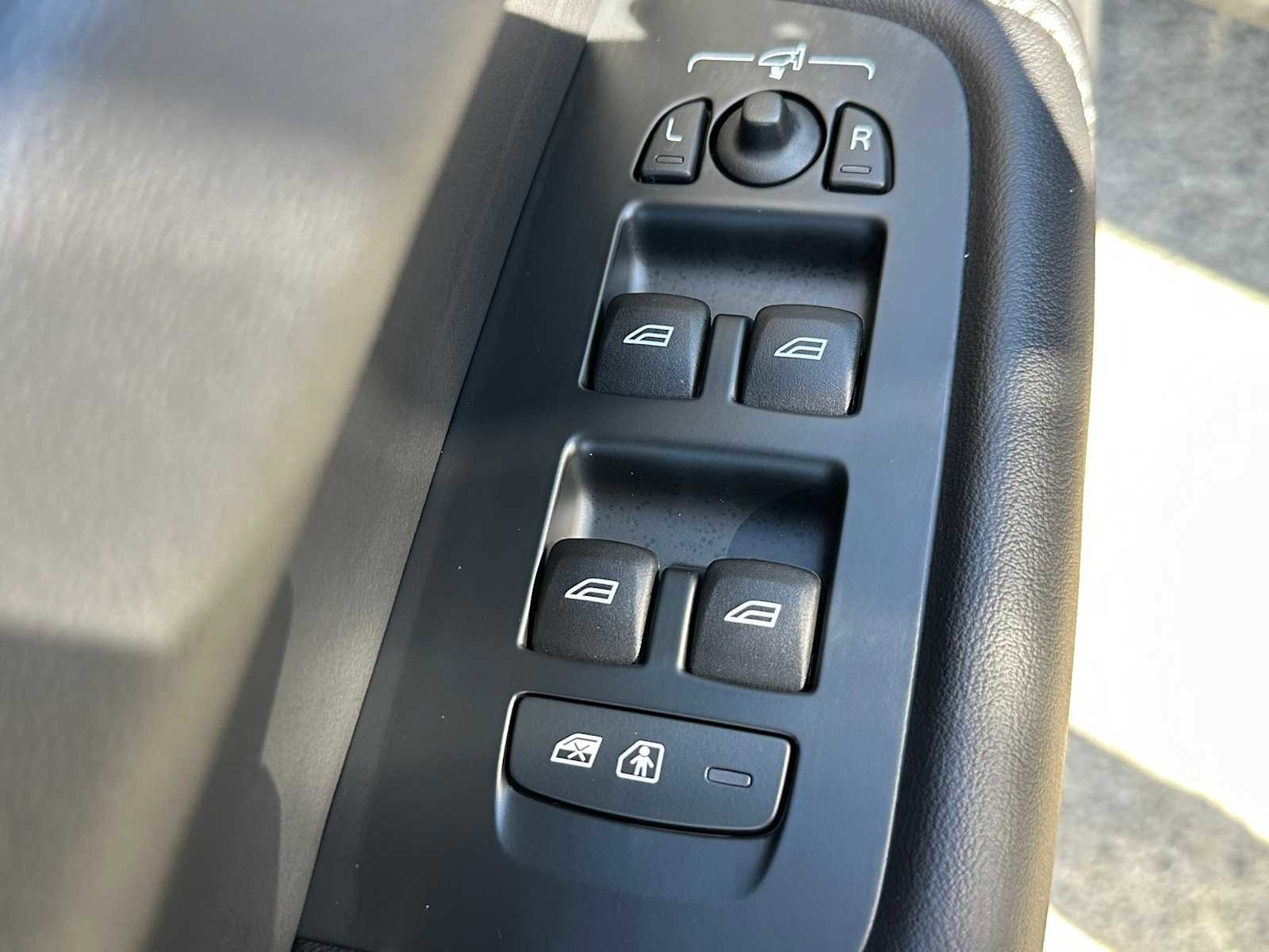 New 2025 Volvo XC60 B5 Ultra w/ Protection Package Premier image 21