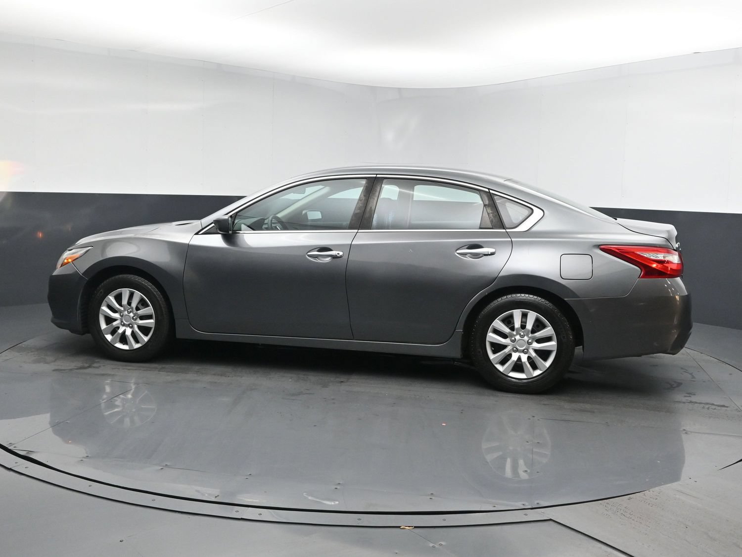 Used 2017 Nissan Altima 2.5 S w/ Power Driver Seat Package FWD image 4