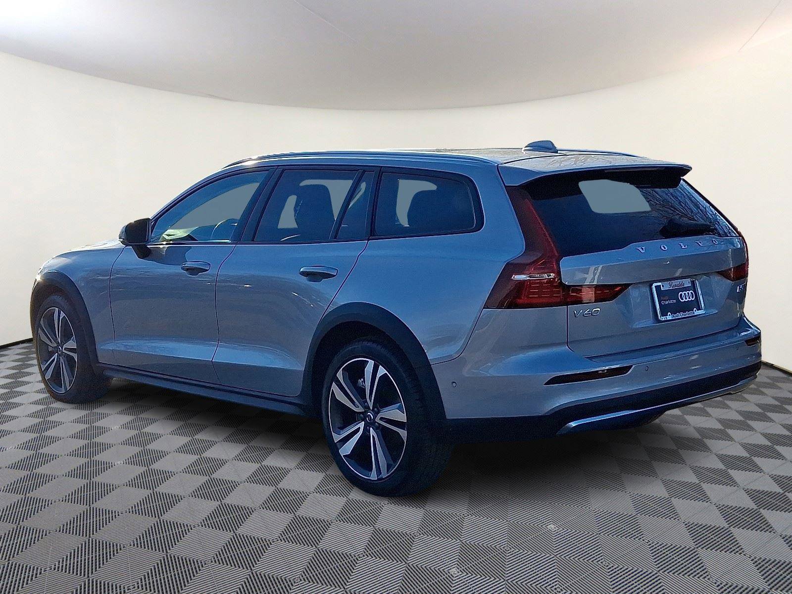 Used 2025 Volvo V60 B5 Cross Country Plus image 4