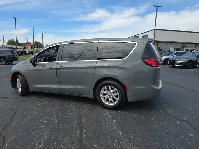Used 2023 Chrysler Pacifica Touring-L FWD image 4