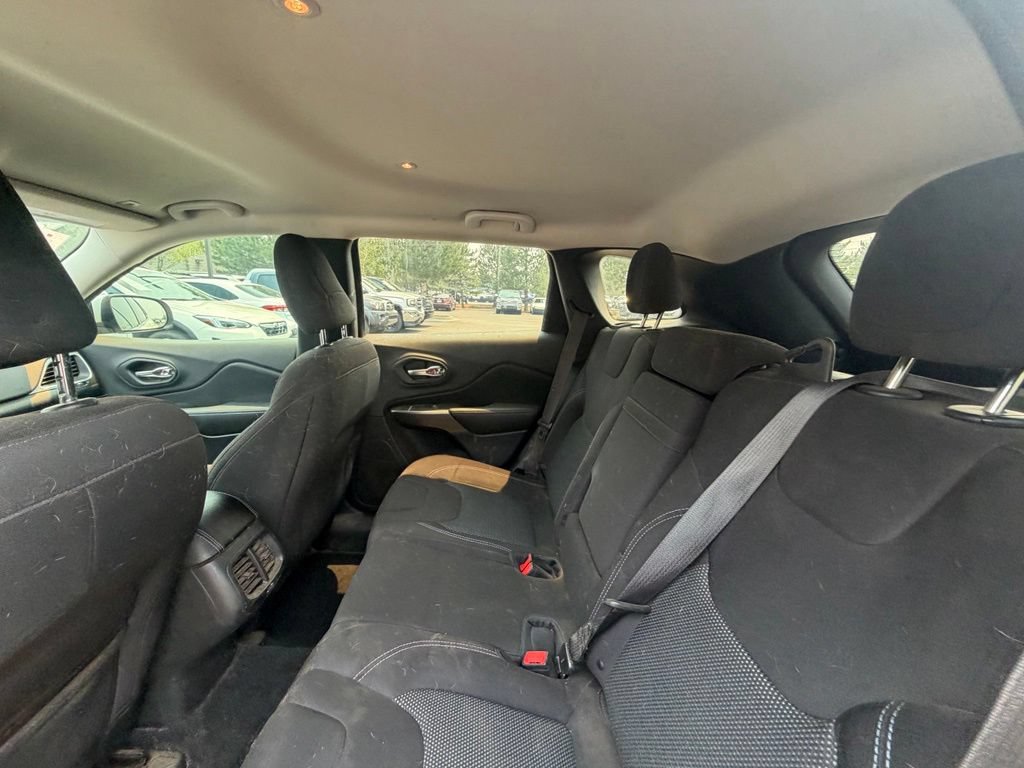 Used 2019 Jeep Cherokee Latitude w/ Popular Appearance Group AWD/4WD image 17