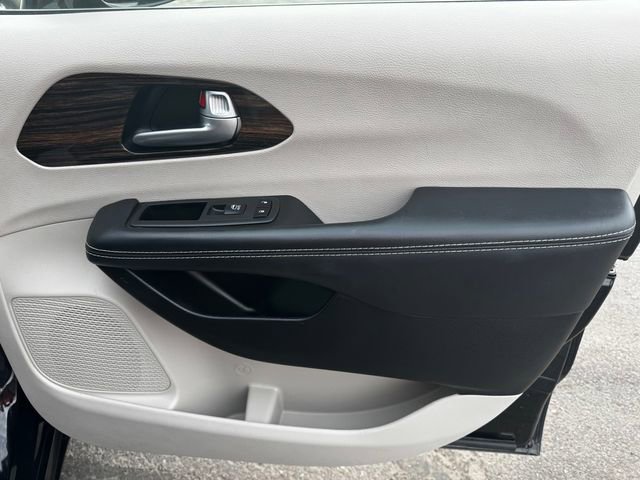 Certified 2023 Chrysler Pacifica Limited image 13