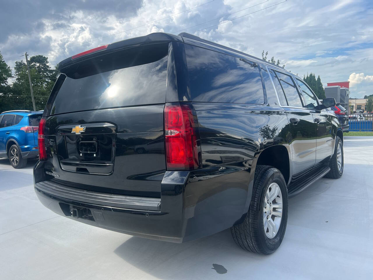 Used 2017 Chevrolet Suburban LT image 4