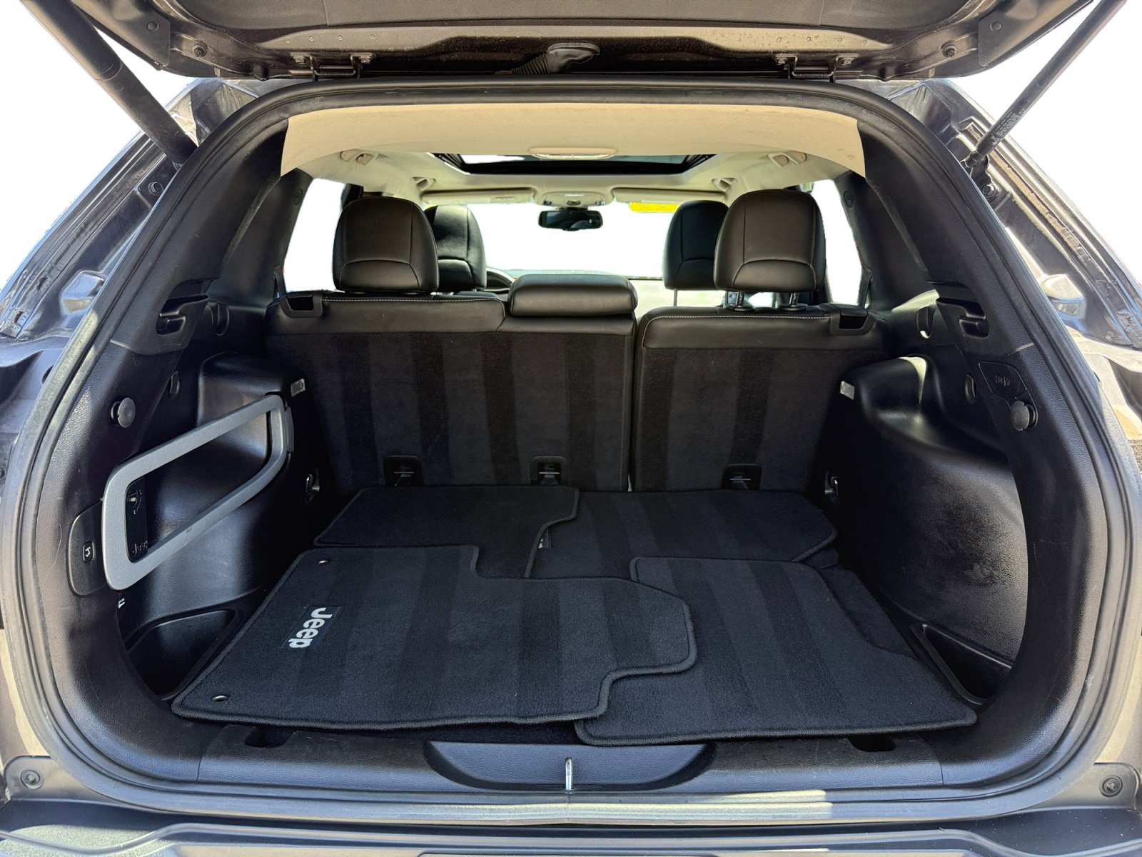 Used 2014 Jeep Cherokee Limited w/ Luxury Group FWD image 17