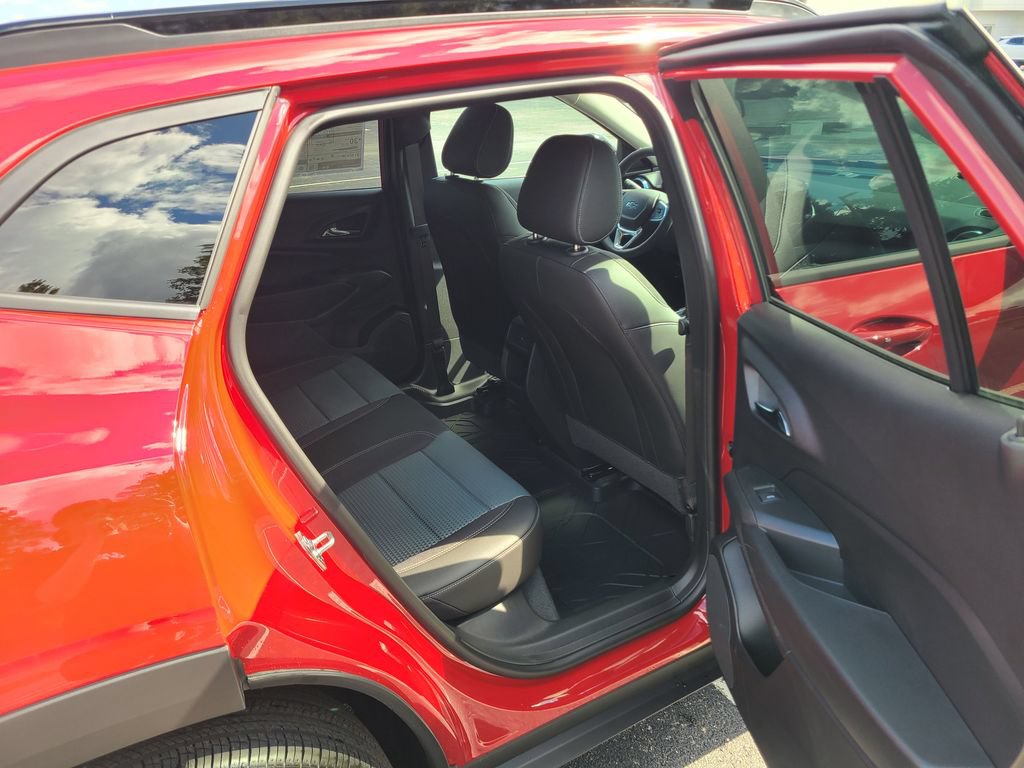 New 2026 Chevrolet Trax LT w/ Midnight Edition FWD image 15