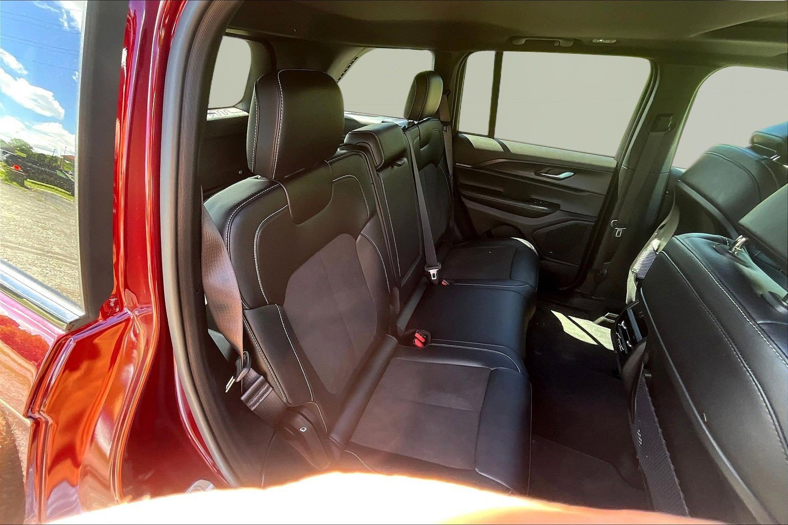 Used 2025 Jeep Grand Cherokee Altitude AWD/4WD image 25