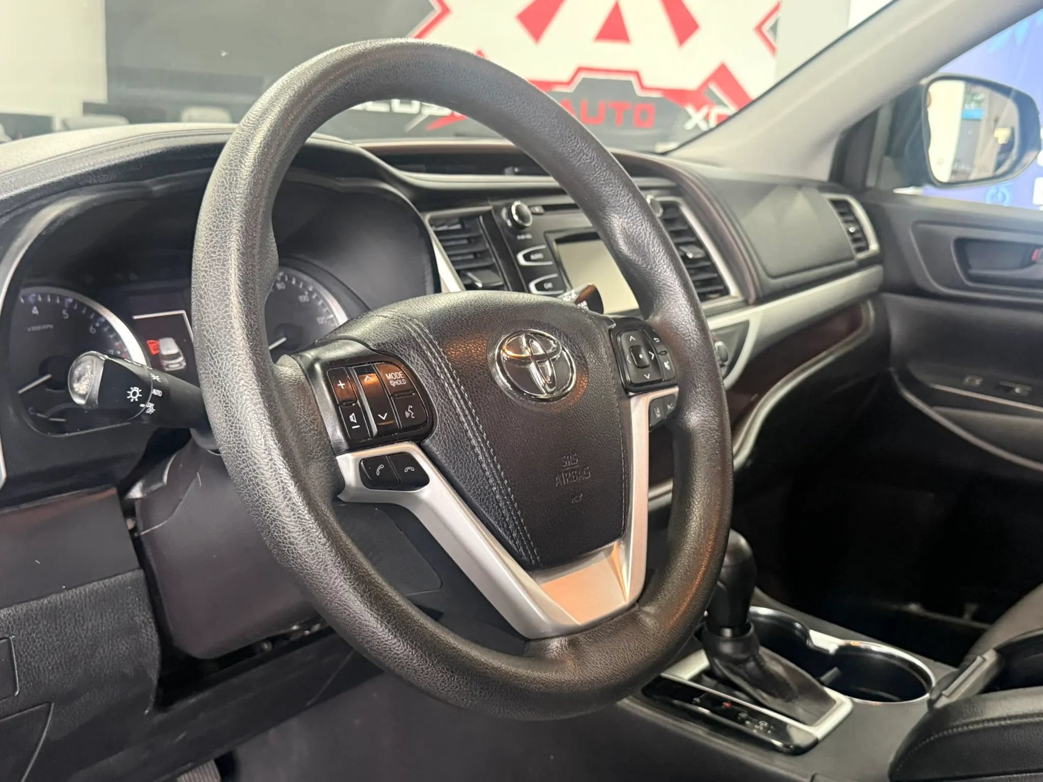 Used 2019 Toyota Highlander LE AWD/4WD image 9