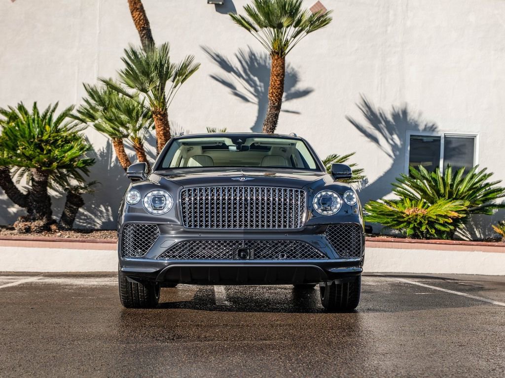 Used 2025 Bentley Bentayga image 34