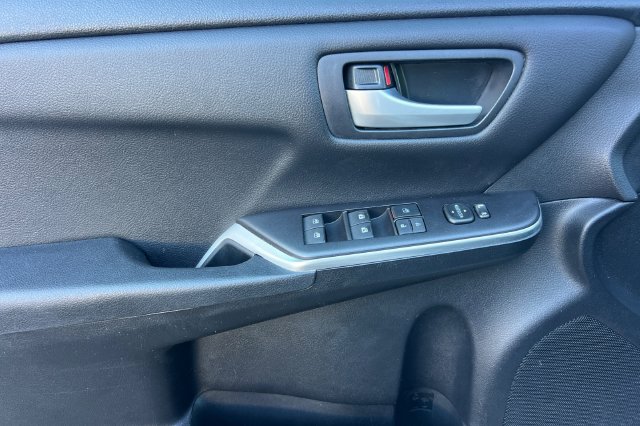 Used 2016 Toyota Camry LE FWD image 11