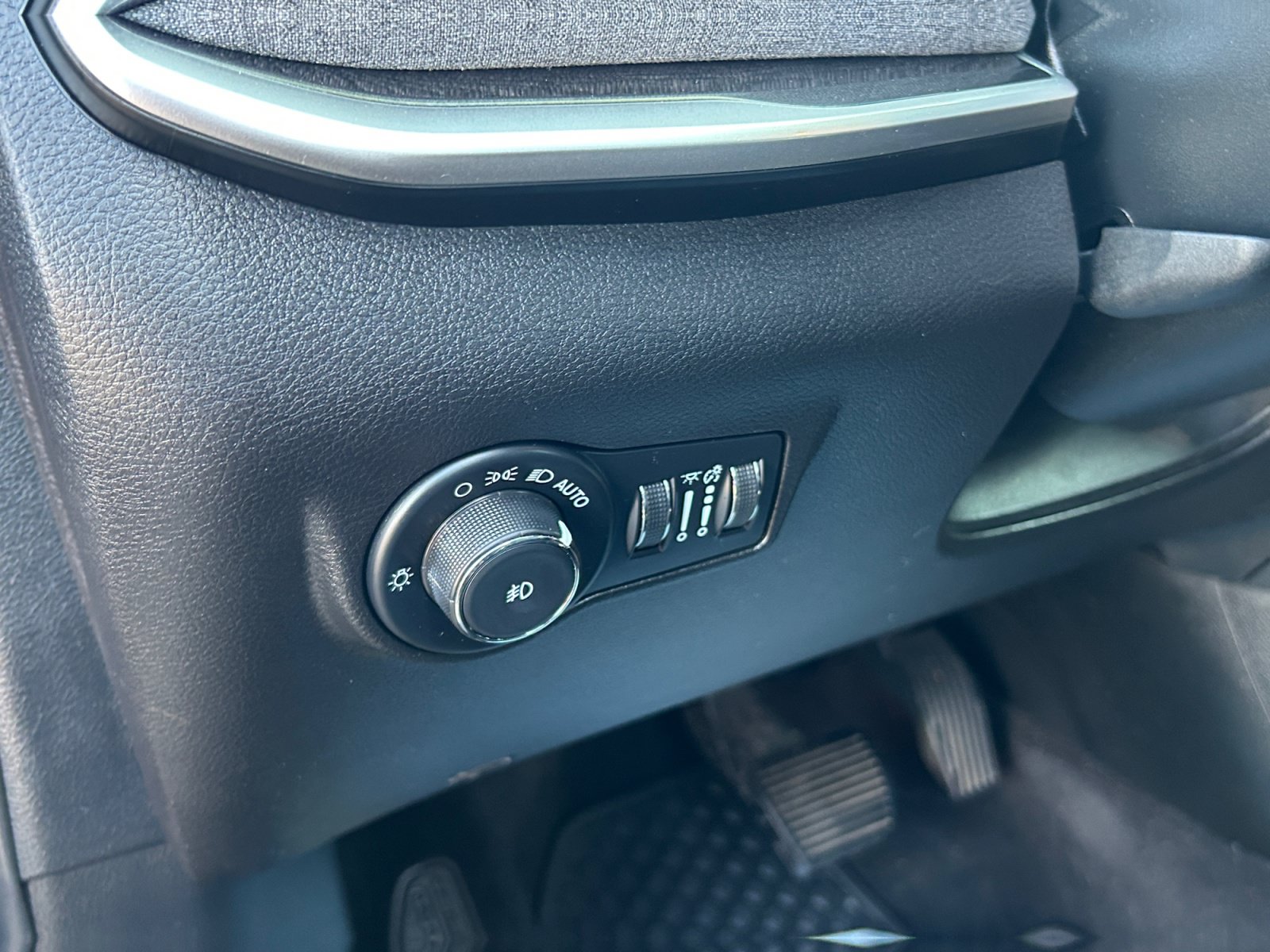 Used 2023 Jeep Compass Latitude w/ Sun and Sound Group AWD/4WD image 12