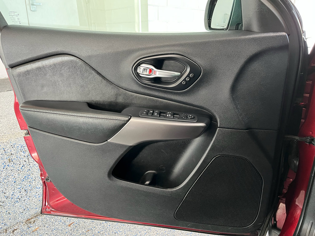 Used 2019 Jeep Cherokee Limited image 27