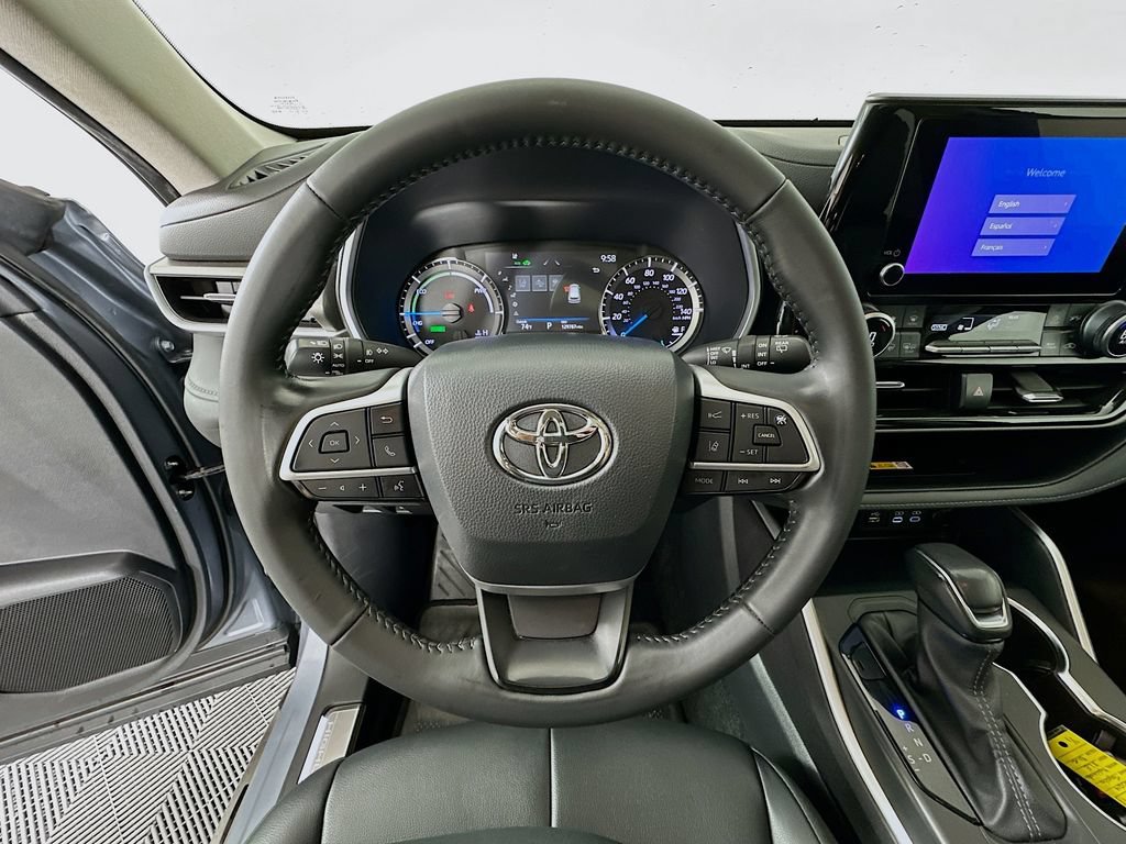Used 2024 Toyota Highlander XLE FWD image 11
