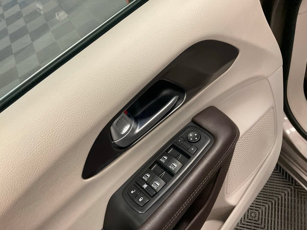 Used 2017 Chrysler Pacifica Touring-L Plus FWD image 21