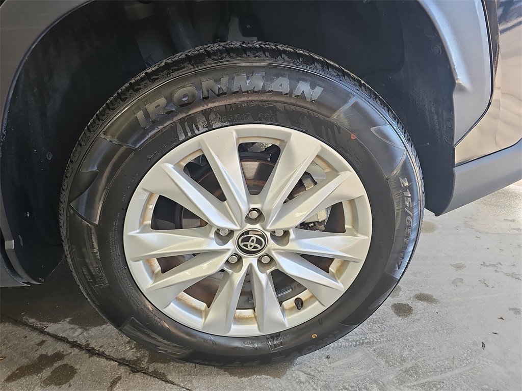 Used 2024 Toyota Corolla Cross LE image 33