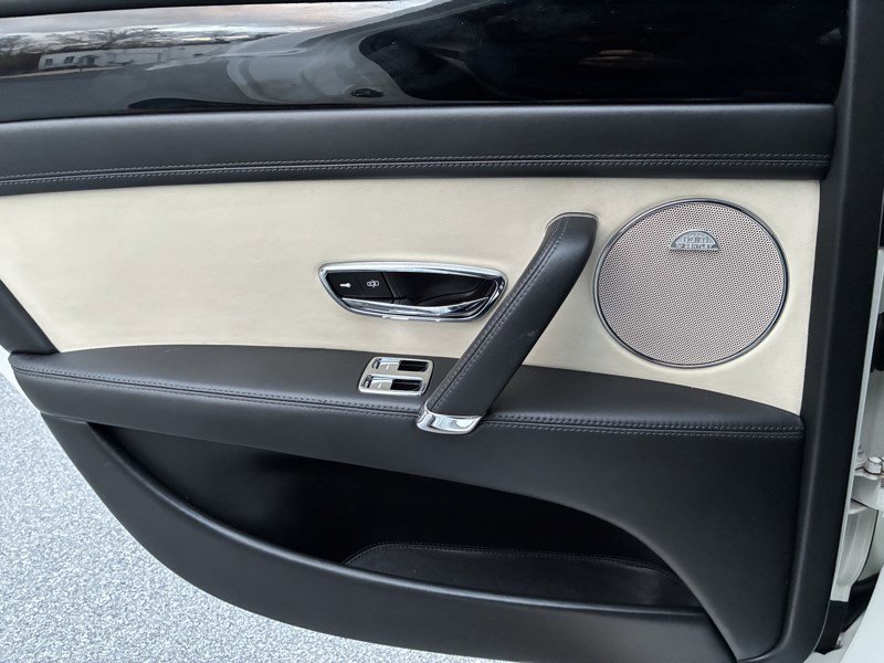 Used 2015 Bentley Flying Spur V8 image 25